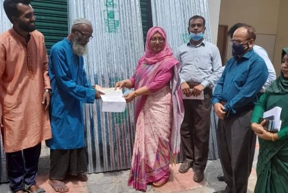 নেত্রকোনায় দুস্থ পরিবারকে টিনসহ নগদ টাকা প্রদান