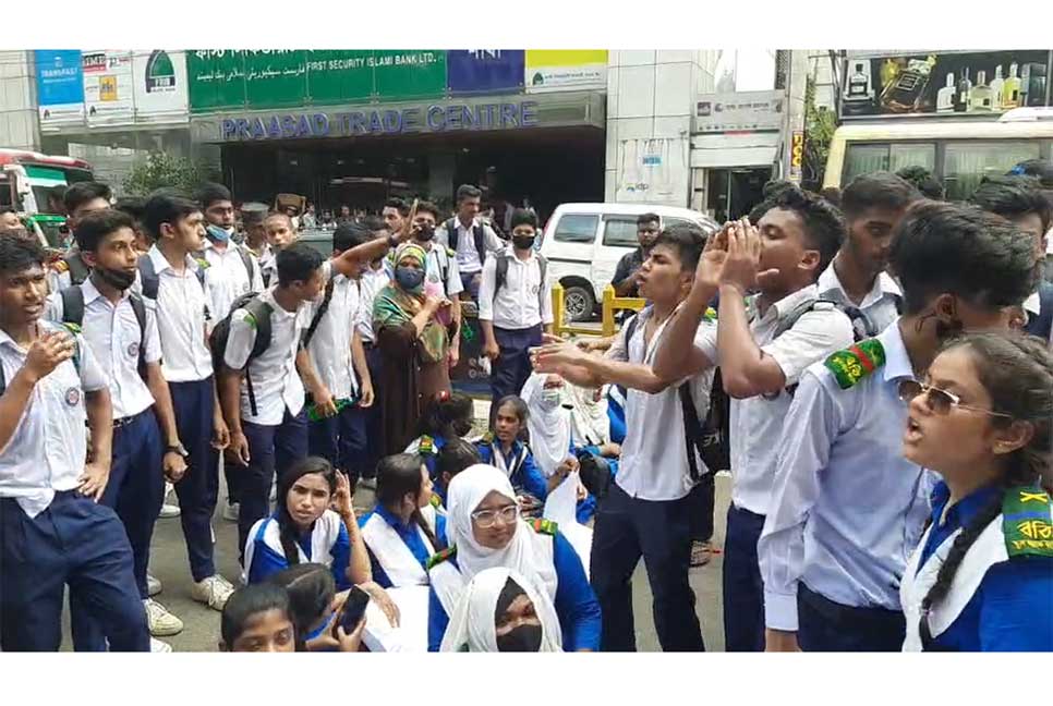 চক্রাকার বাসে হাফ ভাড়ার দাবিতে গুলশানে শিক্ষার্থীদের সড়ক অবরোধ 

