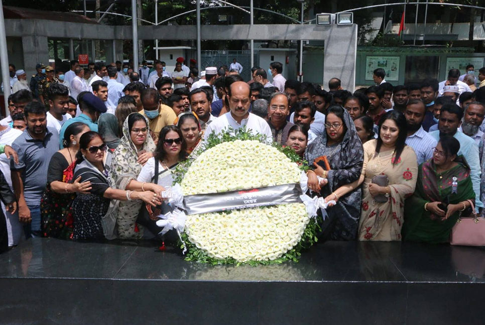 মন্ত্রী পদমর্যাদা পেয়ে বঙ্গবন্ধুর প্রতিকৃতিতে মেয়র আতিকের শ্রদ্ধা