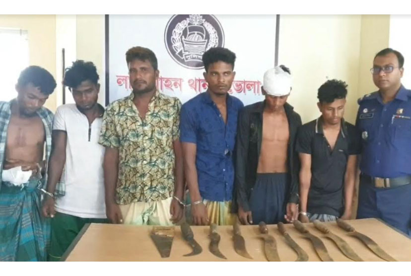 লালমোহনে দেশীয় অস্ত্রসহ 
৬ জলদস্যু আটক