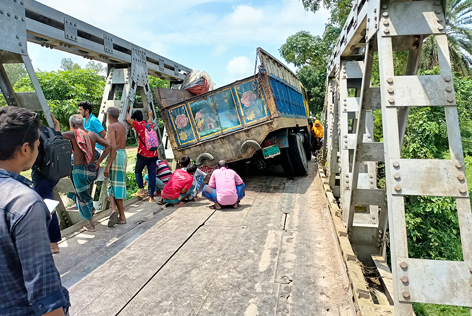 নাগরপুরে বেইলি ব্রিজ ভেঙে যান চলাচল বন্ধ