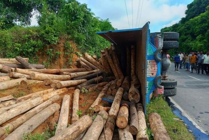 খাগড়াছড়িতে ট্রাক উল্টে নিহত ২, আহত ৩