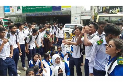চক্রাকার বাসে হাফ ভাড়ার দাবিতে গুলশানে শিক্ষার্থীদের সড়ক অবরোধ 

