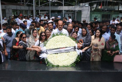 মন্ত্রী পদমর্যাদা পেয়ে বঙ্গবন্ধুর প্রতিকৃতিতে মেয়র আতিকের শ্রদ্ধা