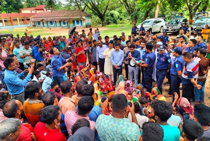 চা শ্রমিকদের কাজে ফেরাতে বাগানে বাগানে ডিসি-এসপি