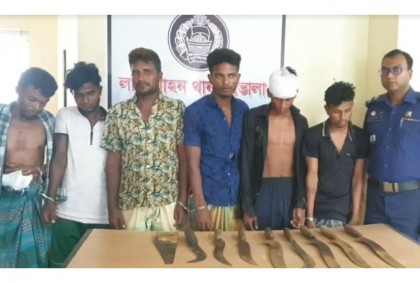 লালমোহনে দেশীয় অস্ত্রসহ 
৬ জলদস্যু আটক
