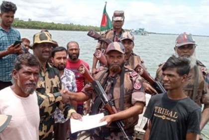 দুই বাংলাদেশি মৎস্যজীবীকে উদ্ধার বিএসএফের