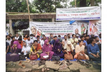 টানা তিনমাস ধরে প্রেস ক্লাবের
সামনে মৎস্যের ৫১২ কর্মচারি