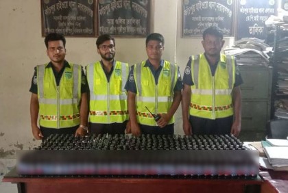 পুলিশ দেখে ট্রাক ও ফেনসিডিল ফেলে দৌড়