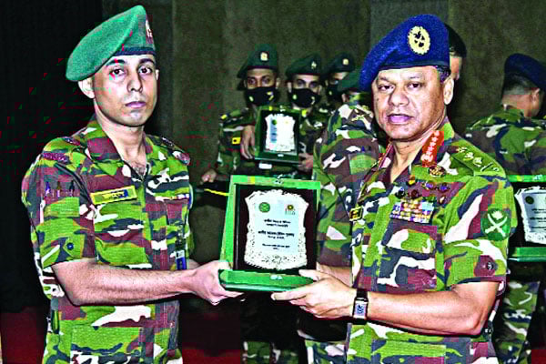 জাতীয় শুদ্ধাচার পুরস্কারপ্রাপ্তদের ক্রেস্ট প্রদান
