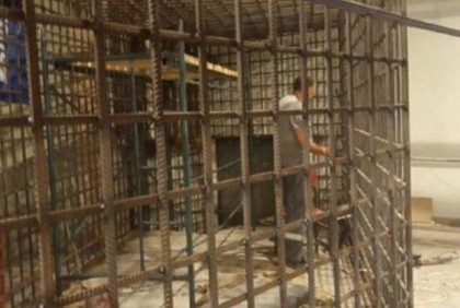 খাঁচায় ভরে ইউক্রেনীয় বন্দীদের বিচার করতে যাচ্ছে রাশিয়া?