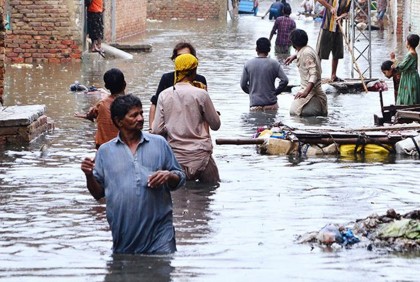 পাকিস্তানে বন্যায় মৃত্যু বেড়ে ৮৩০