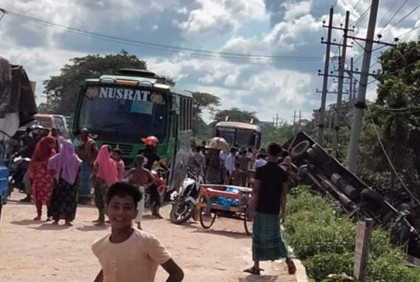 ধামরাইয়ে যাত্রীবাহী বাস খাদে, আহত ৪০
