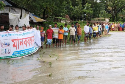 বাকেরগঞ্জে নদী তীরের মাটি কাটা বন্ধে মানববন্ধন
