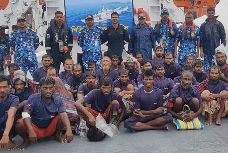 ৮ দিন পর বাড়ি ফিরলেন নিখোঁজ ১৩ জেলে