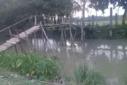 ঝালকাঠিতে ব্রিজের কাজ চালুর দাবি এলাকাবাসীর