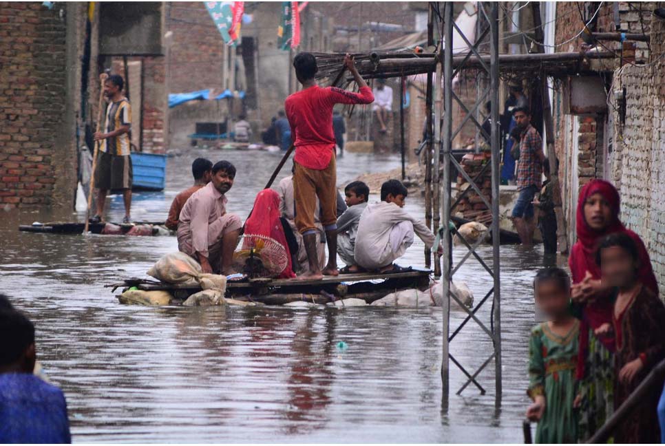 পাকিস্তানে বন্যায় মৃত্যু বেড়ে ৯৩৭, জরুরি অবস্থা জারি
