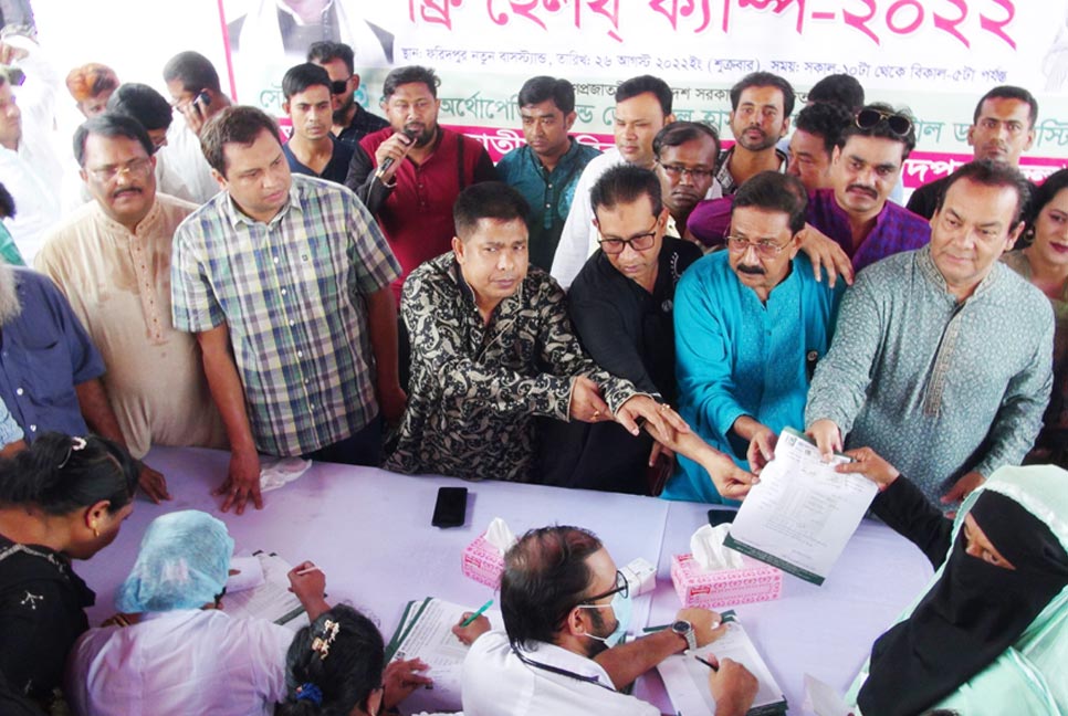 ফরিদপুরে শোক দিবস উপলক্ষে শ্রমিকদের চিকিৎসা সেবা প্রদান