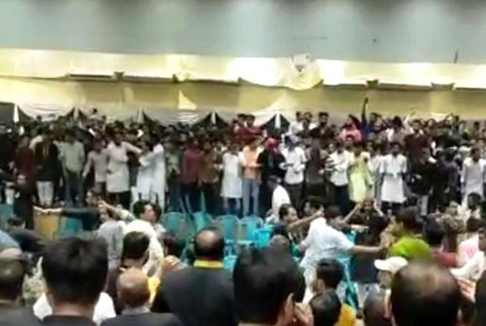 চট্টগ্রামে স্বেচ্ছাসেবক লীগের শোক দিবসের অনুষ্ঠানে চেয়ার ছোড়াছুড়ি