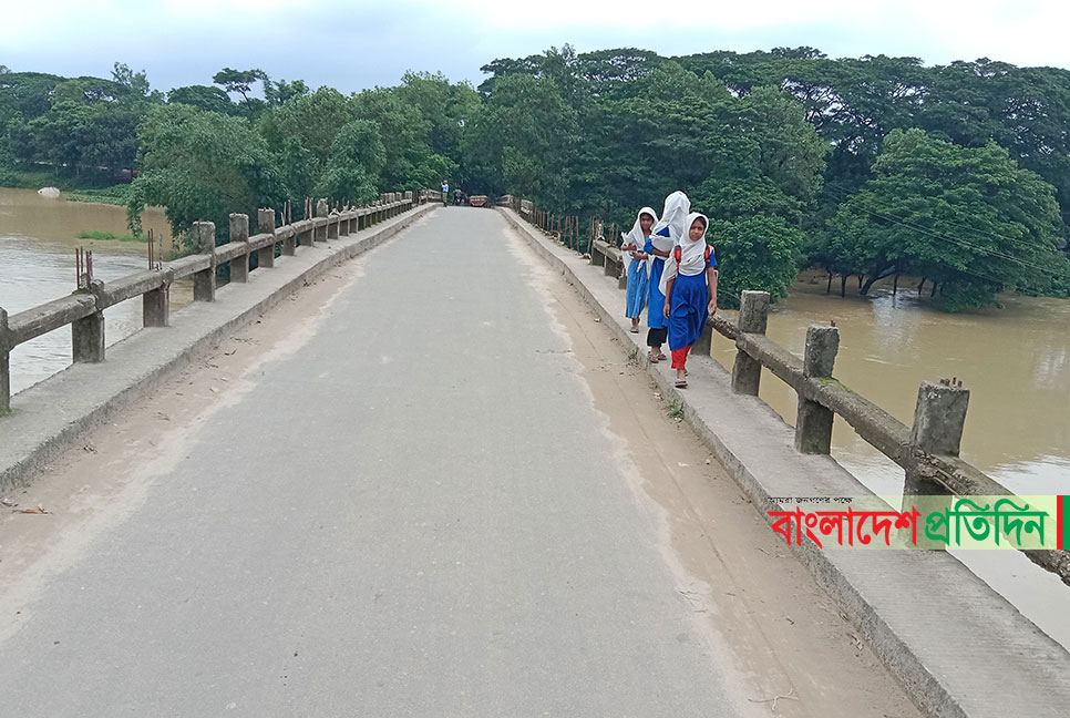 সেতুর রেলিং না থাকায় ঝুঁকিতে ২৫ গ্রামের বাসিন্দা