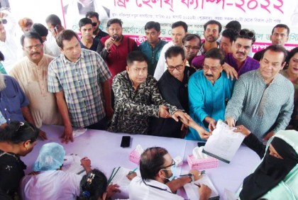 ফরিদপুরে শোক দিবস উপলক্ষে শ্রমিকদের চিকিৎসা সেবা প্রদান