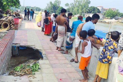 সিংড়ায় শহর রক্ষা বাঁধে গর্তের সৃষ্টি