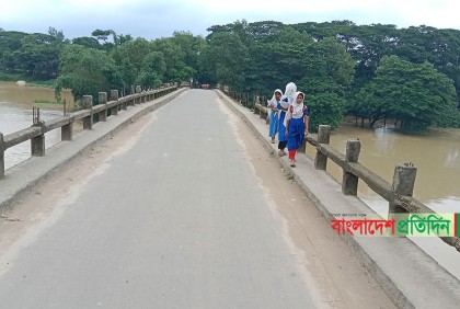 সেতুর রেলিং না থাকায় ঝুঁকিতে ২৫ গ্রামের বাসিন্দা