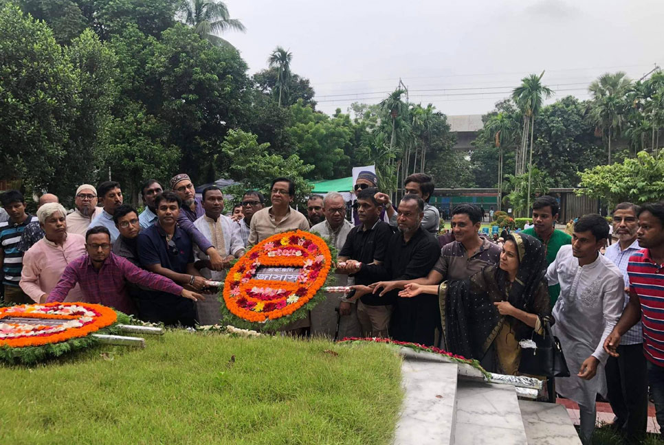 জাতীয় কবি কাজী নজরুল ইসলামের মাজারে বিএনপির শ্রদ্ধা