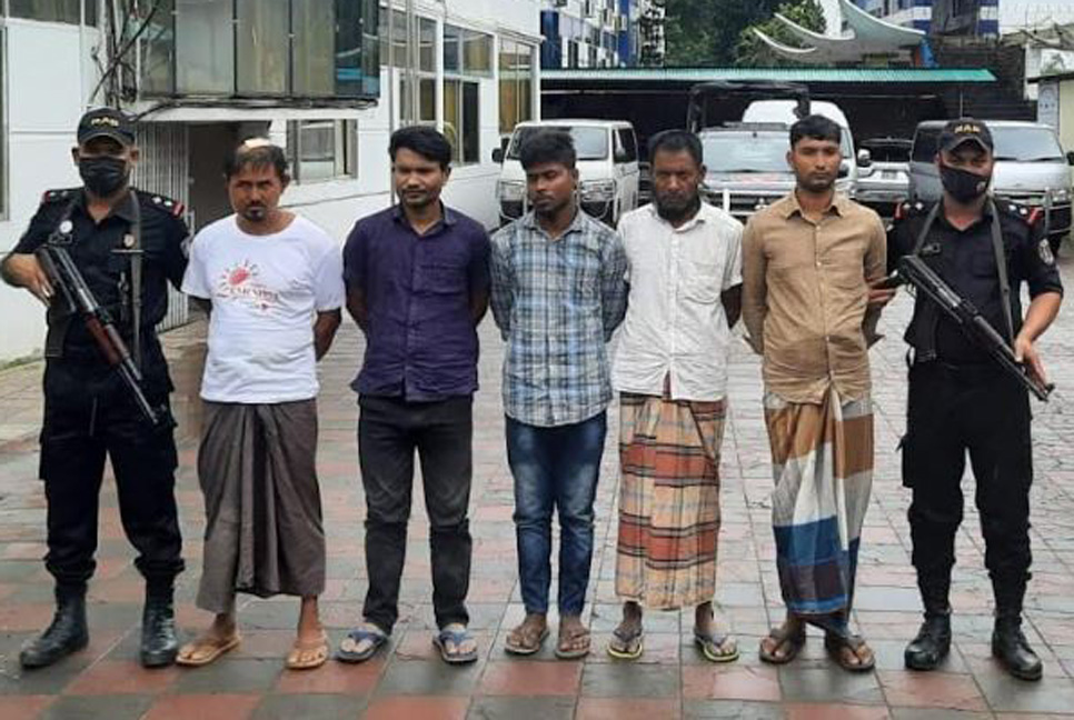 অস্ত্র ও ইয়াবাসহ রোহিঙ্গা সন্ত্রাসী গ্রুপের ৫ সদস্য গ্রেফতার 