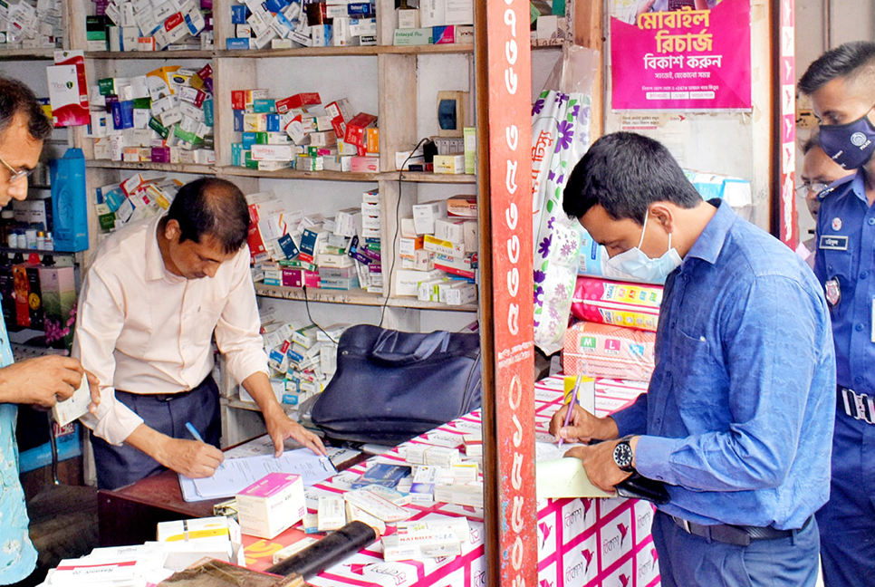 বগুড়ায় মেয়াদোত্তীর্ণ ওষুধ রাখায় ৪ ফার্মেসিকে জরিমানা