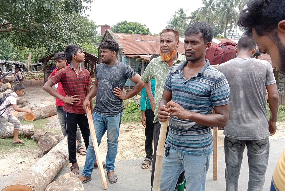 দৌলতপুরে ট্রাক শ্রমিক গ্রেফতার, প্রতিবাদে সড়ক অবরোধ