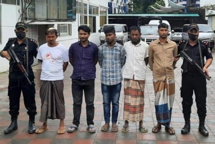 অস্ত্র ও ইয়াবাসহ রোহিঙ্গা সন্ত্রাসী গ্রুপের ৫ সদস্য গ্রেফতার 