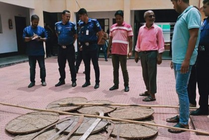 কুষ্টিয়ায় চরপাড়া গ্রাম থেকে ৩৫টি দেশীয় অস্ত্র জব্দ, আটক ২