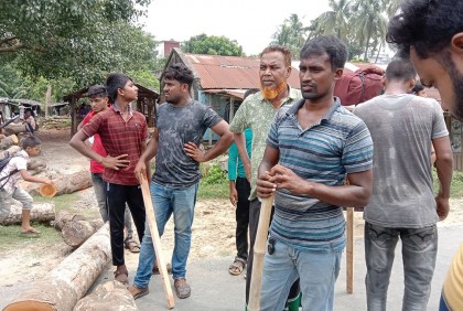 দৌলতপুরে ট্রাক শ্রমিক গ্রেফতার, প্রতিবাদে সড়ক অবরোধ