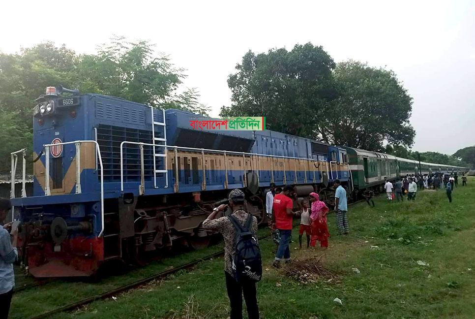 নাটোরে ট্রেনের ইঞ্জিন লাইনচ্যুত