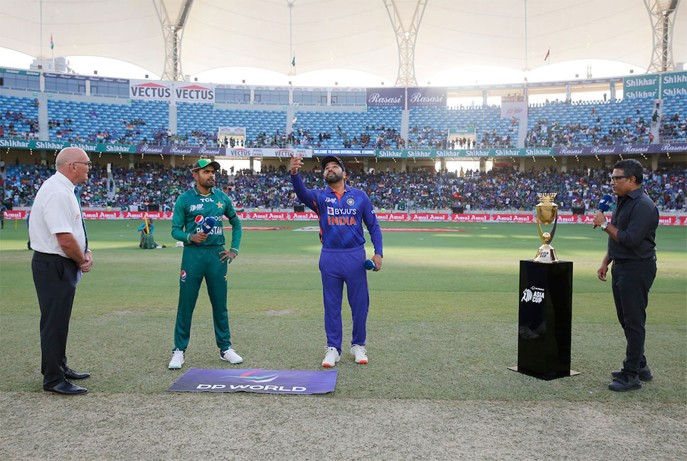 টস জিতে পাকিস্তানকে ব্যাটিংয়ে পাঠাল ভারত