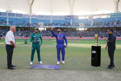 টস জিতে পাকিস্তানকে ব্যাটিংয়ে পাঠাল ভারত