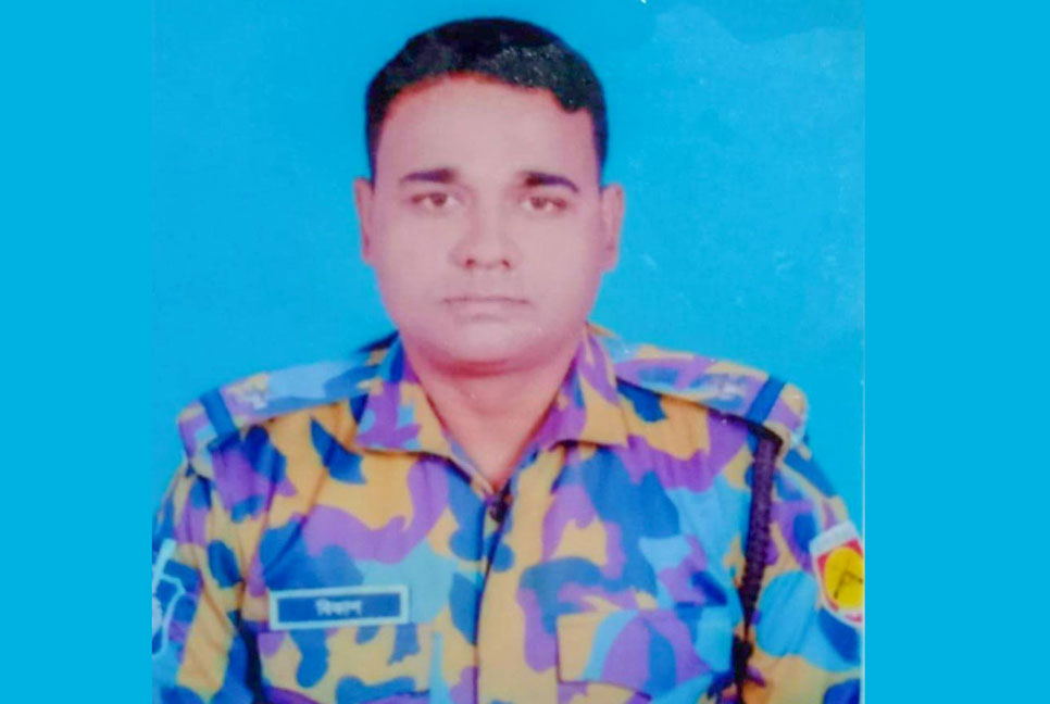 ট্রাক কেড়ে নিল পুলিশ কর্মকর্তার প্রাণ