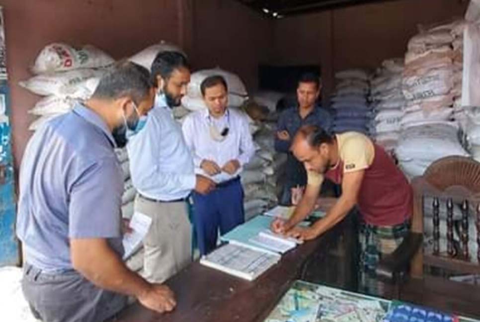 ফুলপুরে সারের দোকানে ভ্রাম্যমাণ আদালতের অভিযান, জরিমানা