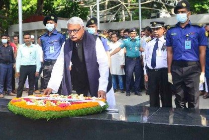 বঙ্গবন্ধুর প্রতিকৃতিতে নবনির্বাচিত ডেপুটি স্পিকারের শ্রদ্ধা

