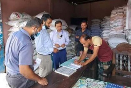 ফুলপুরে সারের দোকানে ভ্রাম্যমাণ আদালতের অভিযান, জরিমানা