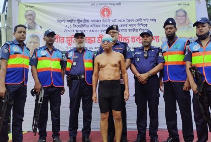 বিশ্ব রেকর্ড গড়তে সুরমা থেকে সাঁতার শুরু ৭০ বছরের মুক্তিযোদ্ধার