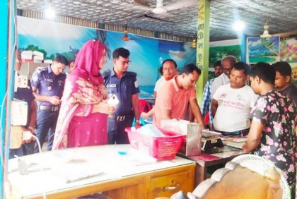 পাকুন্দিয়ায় অস্বাস্থ্যকর পরিবেশে খাবার পরিবেশন, ৩ হোটেলকে জরিমানা