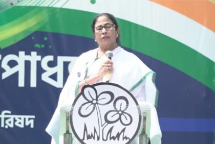 রাজনীতি না করলে ‘মিথ্যা রটনাকারীদের’ জিভ টেনে খুলে নিতে বলতাম : মমতা

