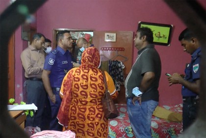 বক্সখাটের ভেতর থেকে নারীর গলাকাটা মরদেহ উদ্ধার