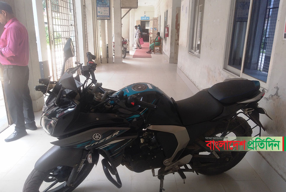 হাসপাতাল ভবনের ভিতরে মোটরসাইকেল পার্কিংয়ে দুর্ভোগ