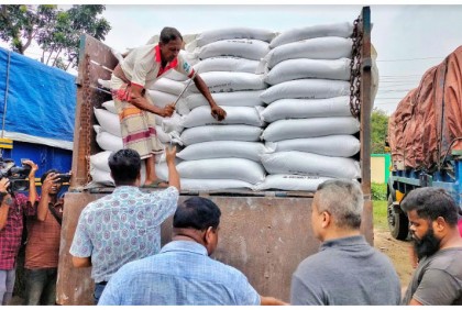 বগুড়ায় নকল সন্দেহে 
১৭ ট্রাক সার আটক