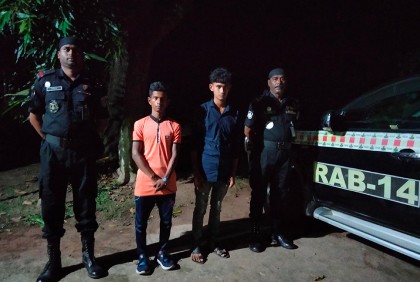 কিশোরগঞ্জে ইয়াবা পাচারের সময় গ্রেফতার ২