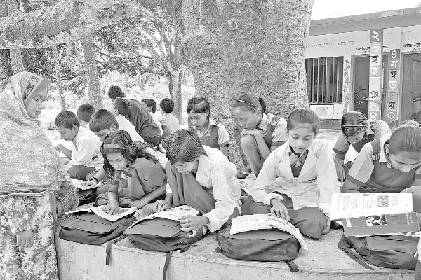 বটতলায় পাঠদান