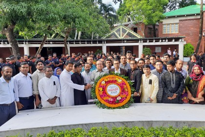 টুঙ্গিপাড়ায় বঙ্গবন্ধুর সমাধিতে ববি উপাচার্যের শ্রদ্ধা নিবেদন